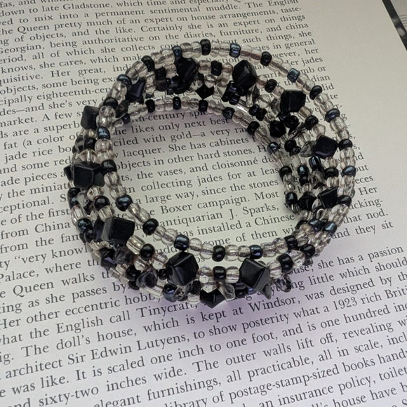 Black and Clear Beaded Bracelet - Picture 8 of 8